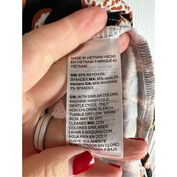 Chicos Womens Leopard Blouse Size 1 US M - Picture 2 of 4